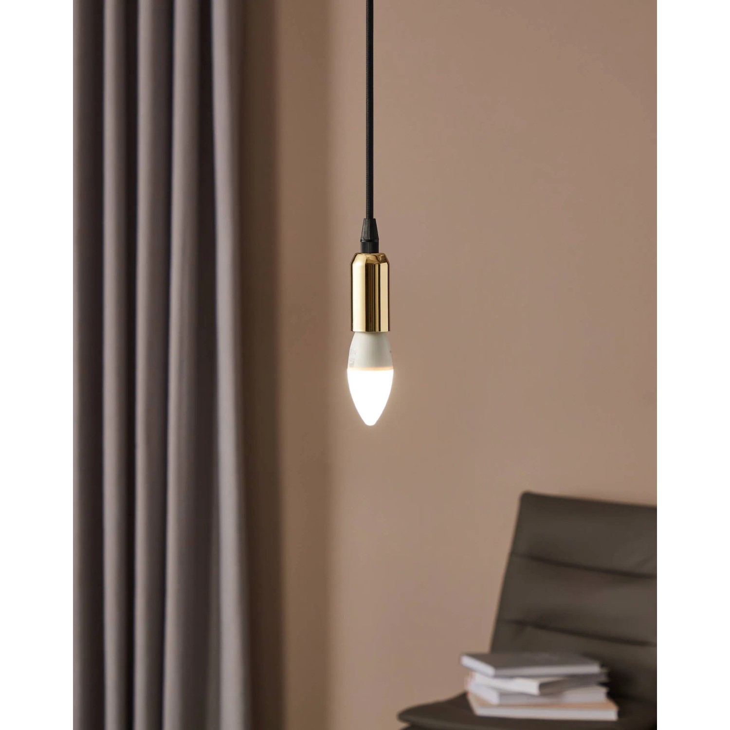 Eglo E14 LED Leuchtmittel in Kerzenform, 3,4 W, mit goldenem Sockel und neutralweißem Licht.