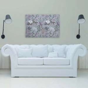 Leinwandbild mit tropischem Blumenmuster in Hellgrau, 90x60 cm, als Wanddekoration.