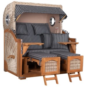 GarWoh Strandkorb Rantum Grande aus Teakholz mit PE-Geflecht und blau-weiß gestreiften Polstern.