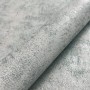 Gerollte silberne Vliestapete mit moderner Betonoptik. Dekorative Wandgestaltung für Wohnräume.