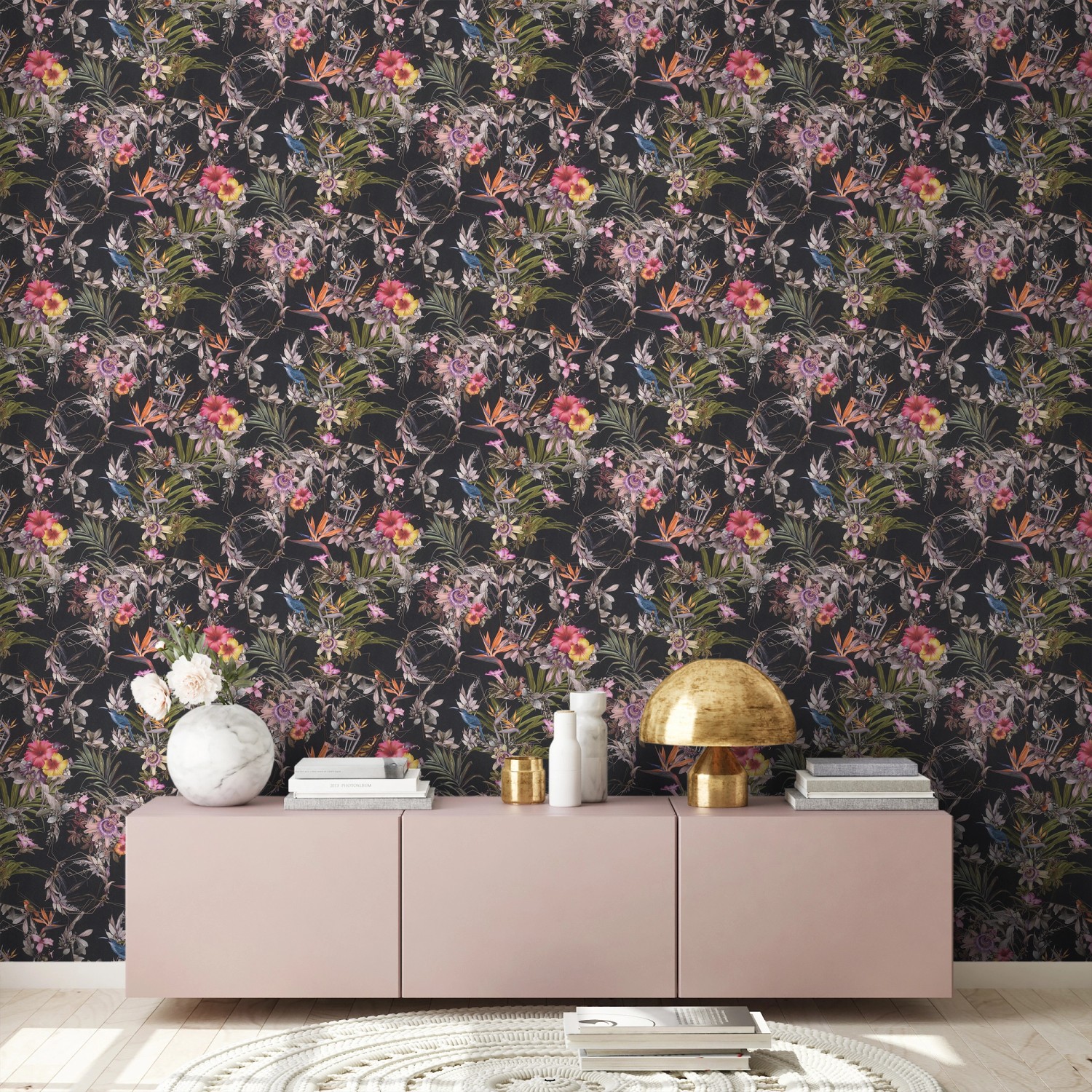 Vliestapete mit Blumenmuster in Schwarz und Grün für eine stilvolle Wandgestaltung.