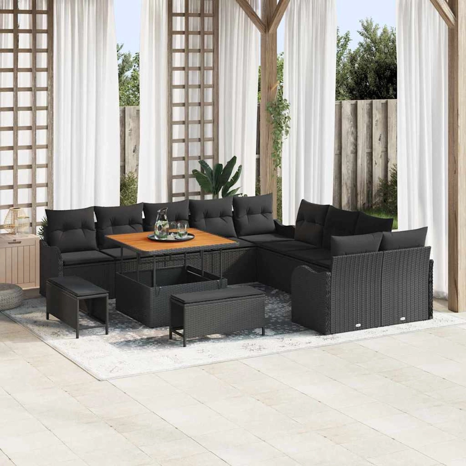 Schwarzes 13-teiliges vidaXL Garten-Sofa-Set aus Poly Rattan mit Tisch und Hockern.