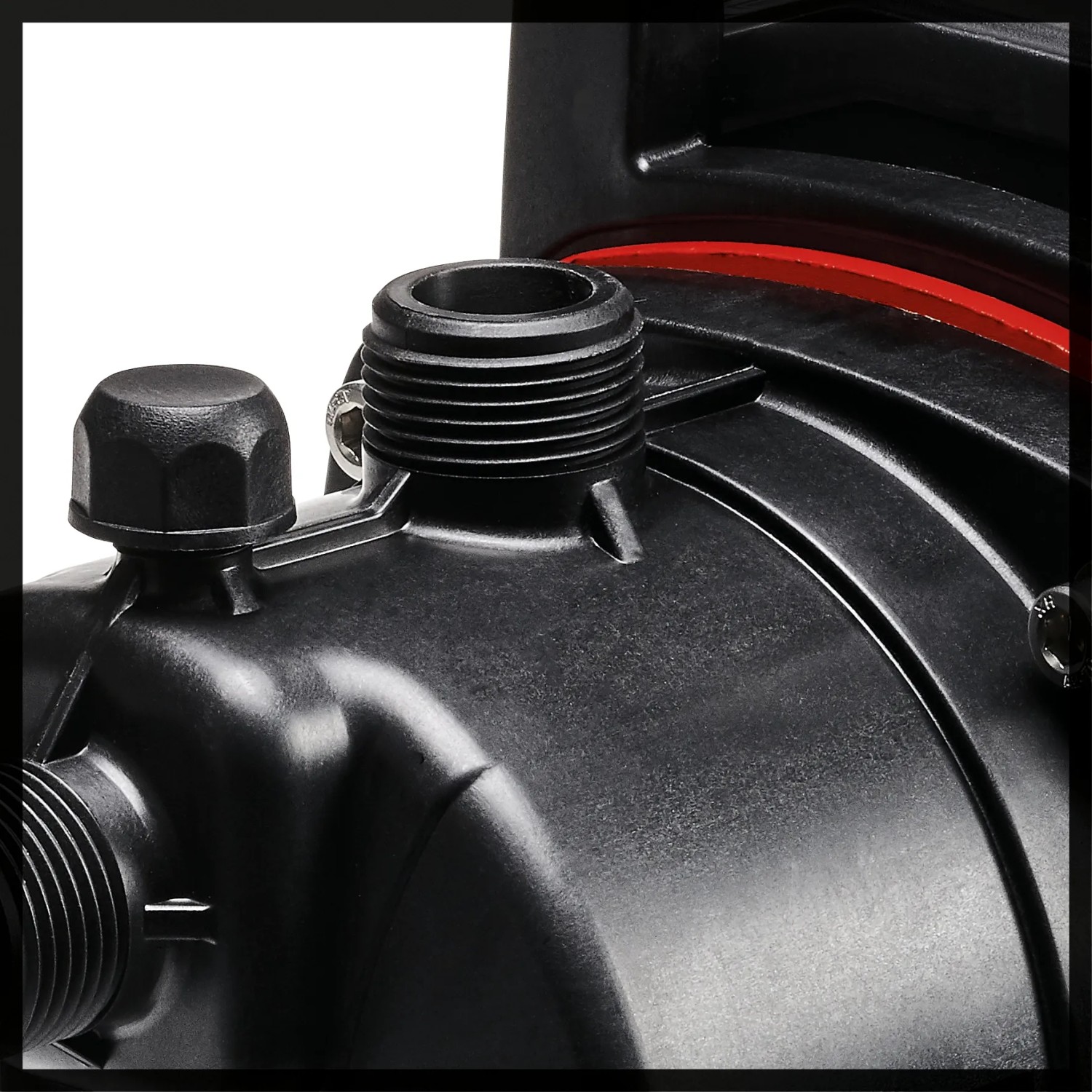 Detailaufnahme: Einhell GC-GP 6538 Gartenpumpe, schwarzes Gehäuse mit Einfüll- und Ablassschraube.
