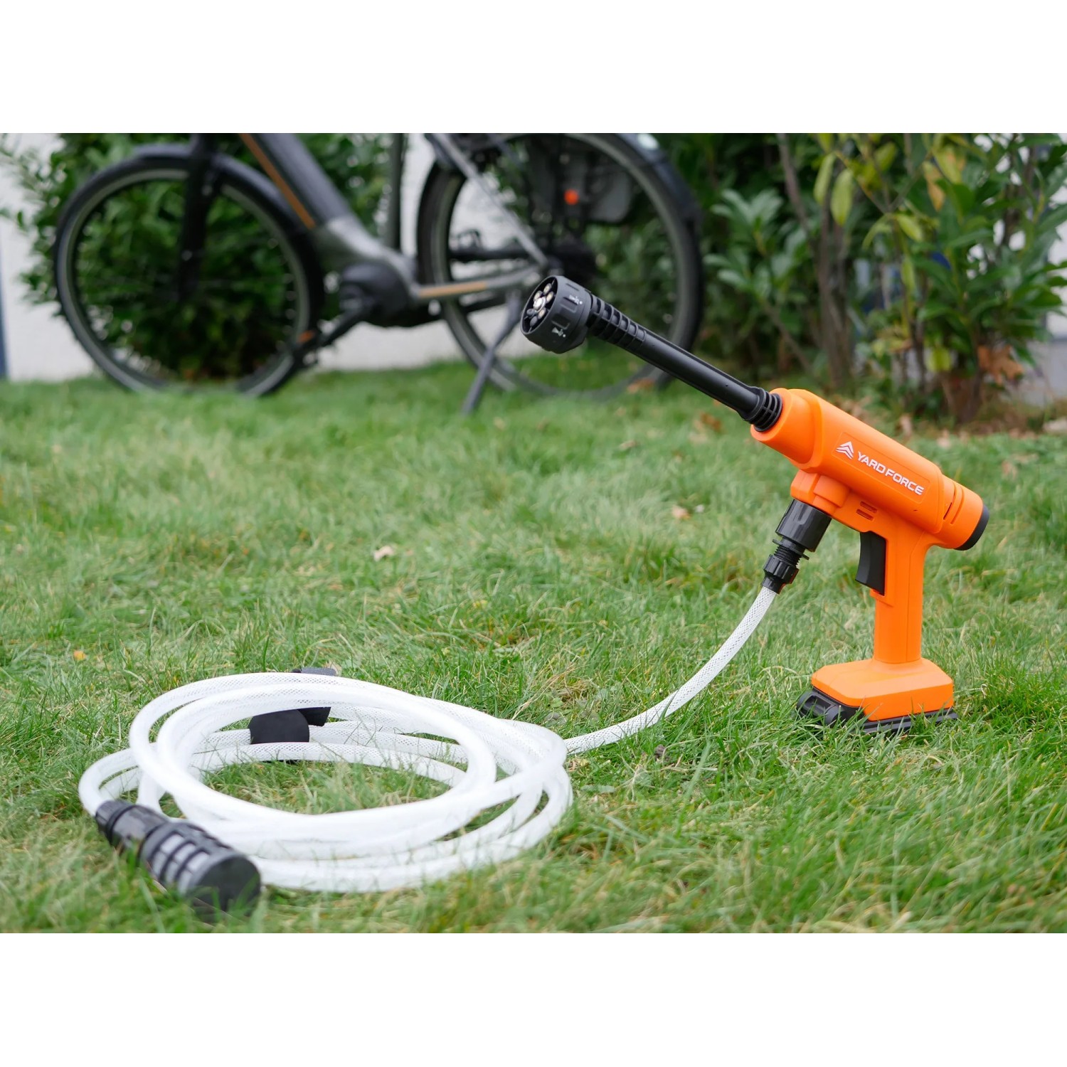 Yard Force Akku-Mitteldruckreiniger LW C02B (20V, 22 bar) mit Schlauch, Akku und Ladegerät.