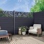 Anthrazitfarbenes Deko-Element mit Blätterdesign für WPC-Steckzaun im Garten.