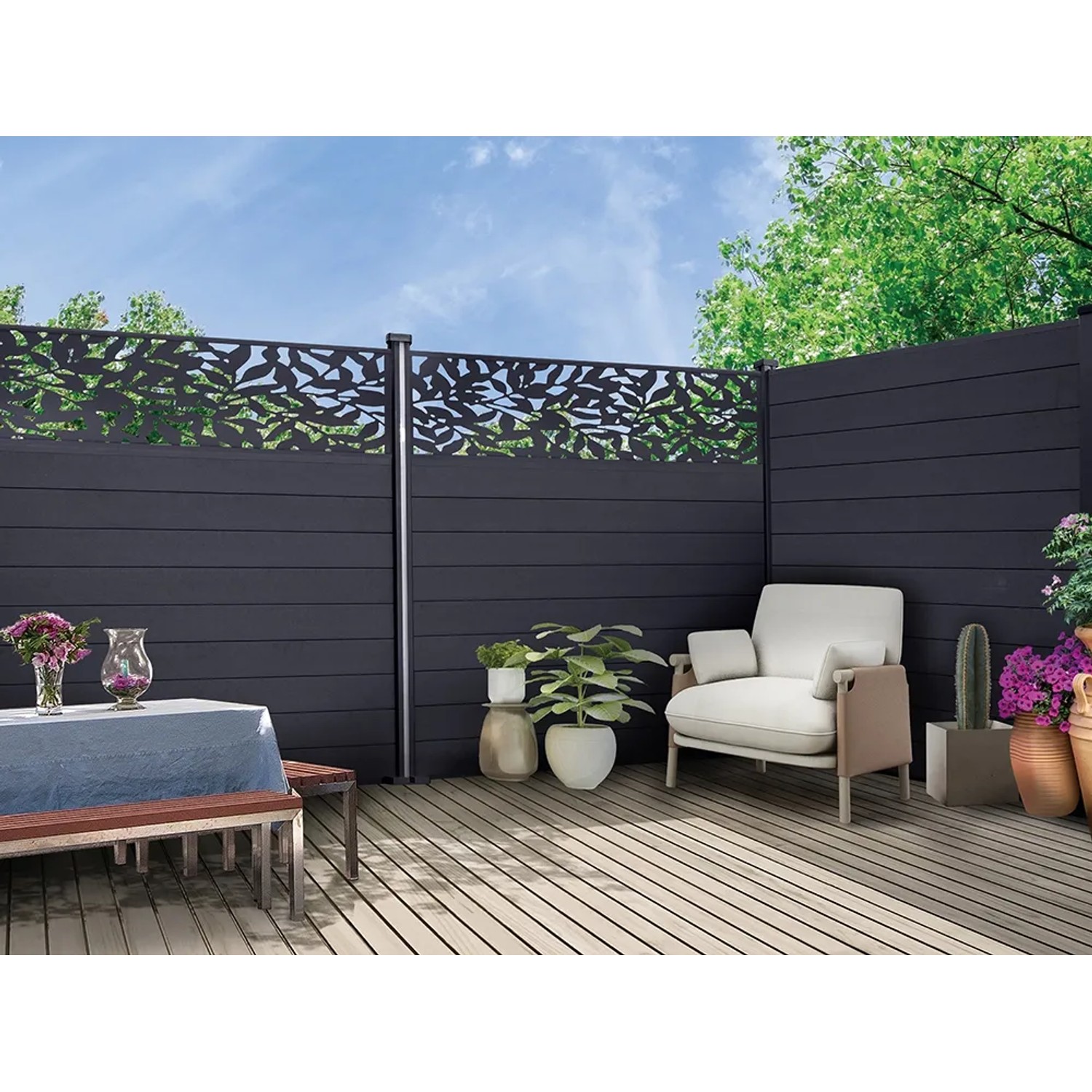 Anthrazitfarbenes Deko-Element mit Blätterdesign für WPC-Steckzaun im Garten.