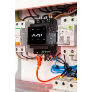 Shelly Relaismodul Pro 3 Schwarz im Schaltschrank mit LAN-Kabel für Hausautomation.