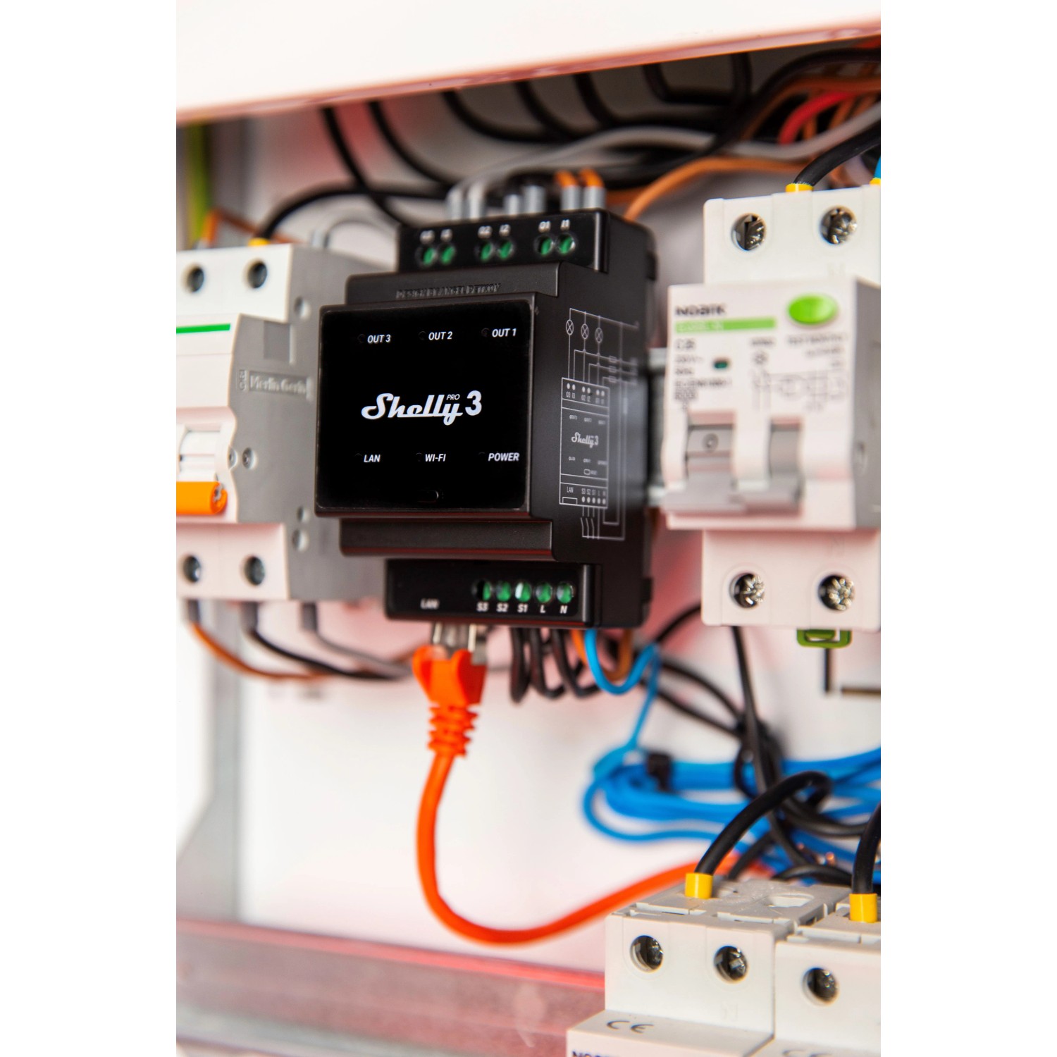 Shelly Relaismodul Pro 3 Schwarz im Schaltschrank mit LAN-Kabel für Hausautomation.