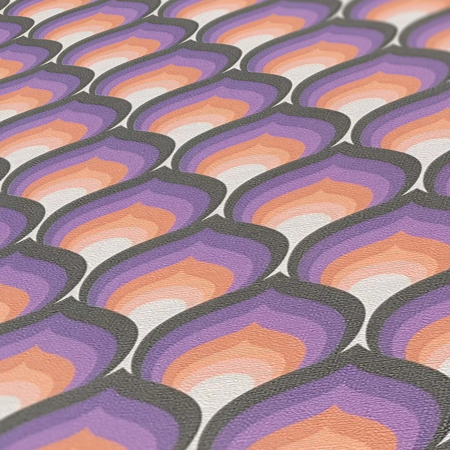 Bricoflor Vliestapete Retro Chic 395382 mit grafischem Muster in Lila, Orange und Grau.