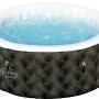 Bestway Lay-Z-Spa Barbuda AirJet, aufblasbarer Whirlpool mit Rautenmuster und blauem Wasser.