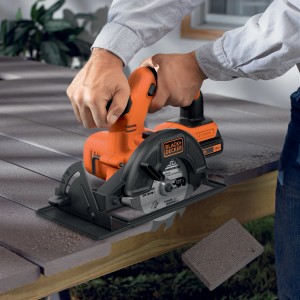 Black+Decker Akku-Kreissäge BDCCS18 beim Sägen von Holz, 18V, 140mm Sägeblatt.