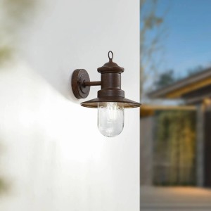 Rustikale braune Lindby Außenwandleuchte Eloretta im Landhausstil, spritzwassergeschützt.