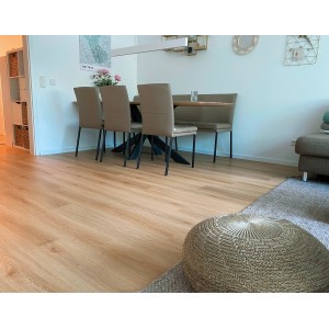 Verlegter Click-Vinylboden San Antonio Oak Diele Town im Wohnraum.