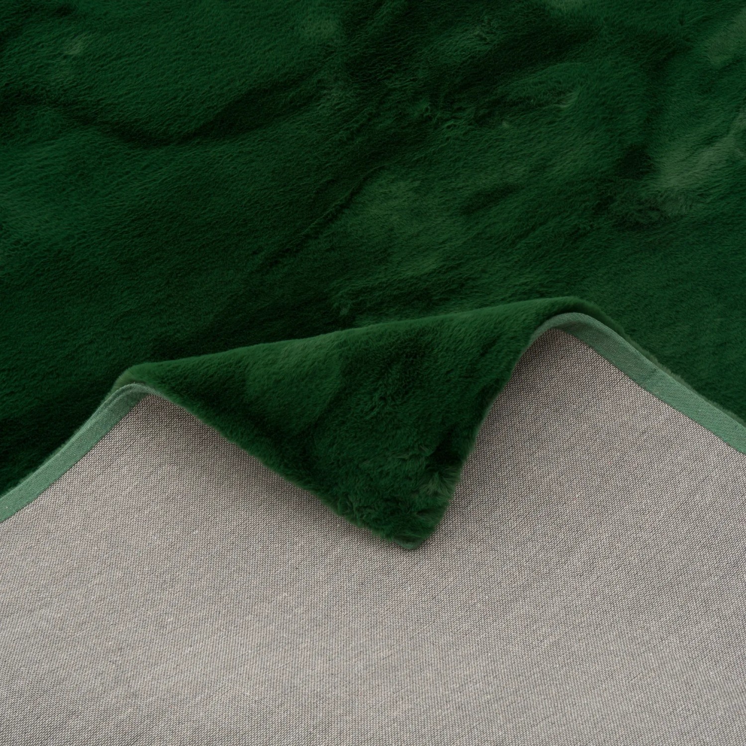 Pergamon Luxus Fellteppich in Tannengrün, 120x170 cm. Weicher Kurzflorteppich mit luxuriöser Optik.