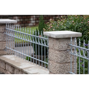 Feuerverzinkter Eleo Zaun Belluno (96 cm) mit Kreisdekoren und Pinien-Spitzen vor Garten.