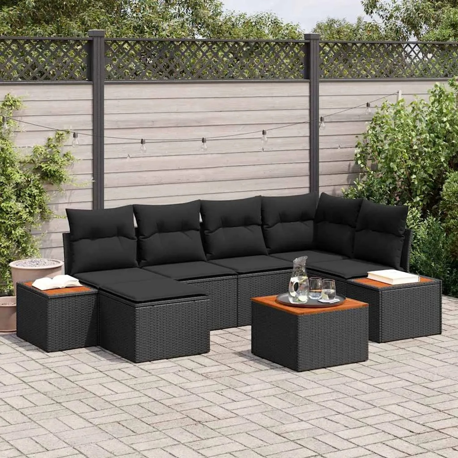 Schwarzes 7-teiliges vidaXL Garten-Sofa-Set aus Poly Rattan mit Kissen.