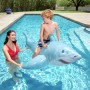 Bestway Schwimmtier Hai mit Kind im Pool. Aufblasbarer Hai mit Haltegriffen für Wasserspaß.