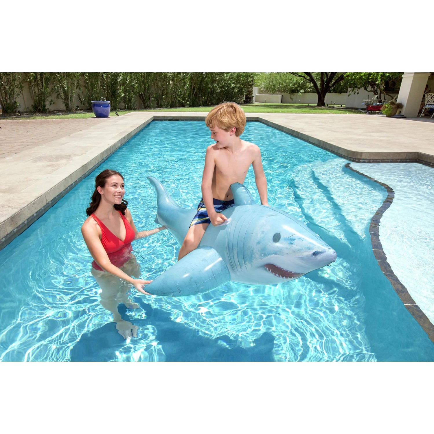 Bestway Schwimmtier Hai mit Kind im Pool. Aufblasbarer Hai mit Haltegriffen für Wasserspaß.