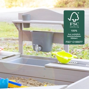 Detailansicht: Roba Sandkasten mit Matschküche, grau, aus FSC-Holz mit Wasserhahn und Spielzeug.