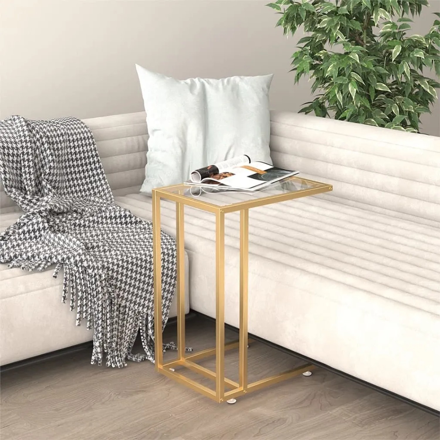 VidaXL Computer-Beistelltisch, transparentes Hartglas, goldenes Gestell, neben Sofa.