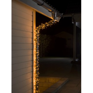 Konstsmide Micro LED Lichterkette mit 40 bernsteinfarbenen LEDs an einer Dachrinne.