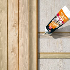 Anwendung von MEM Montage-Kleber Extrem (250g) zum Verkleben von Holzpaneelen.