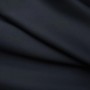 Nahaufnahme: Schwarzer Verdunkelungsvorhang aus Polyester mit Faltenwurf.