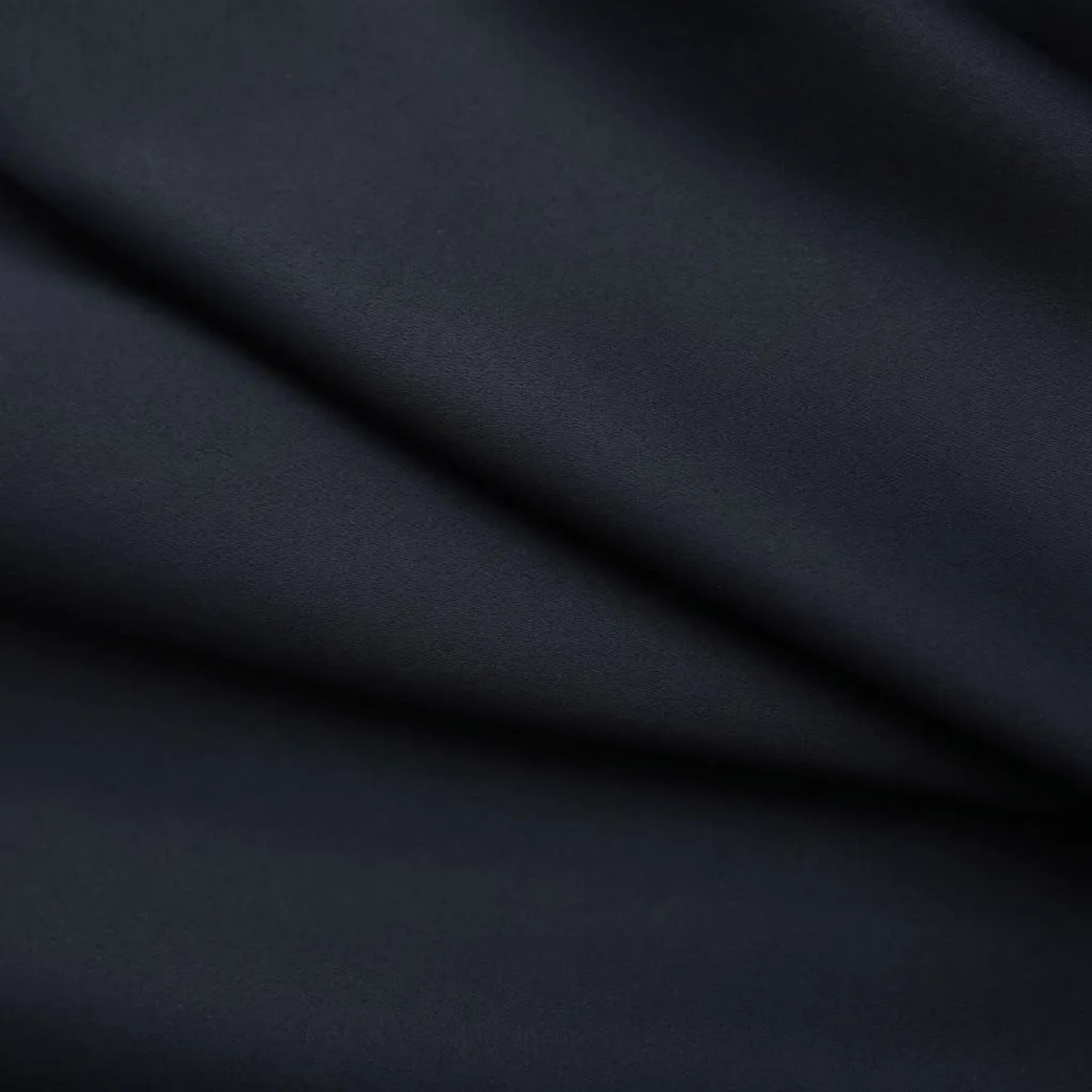 Nahaufnahme: Schwarzer Verdunkelungsvorhang aus Polyester mit Faltenwurf.
