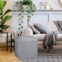 Grauer Leinen-Sitzhocker mit Stauraum, faltbar, gepolstert. Praktischer Hocker im Wohnzimmer neben Sofa.
