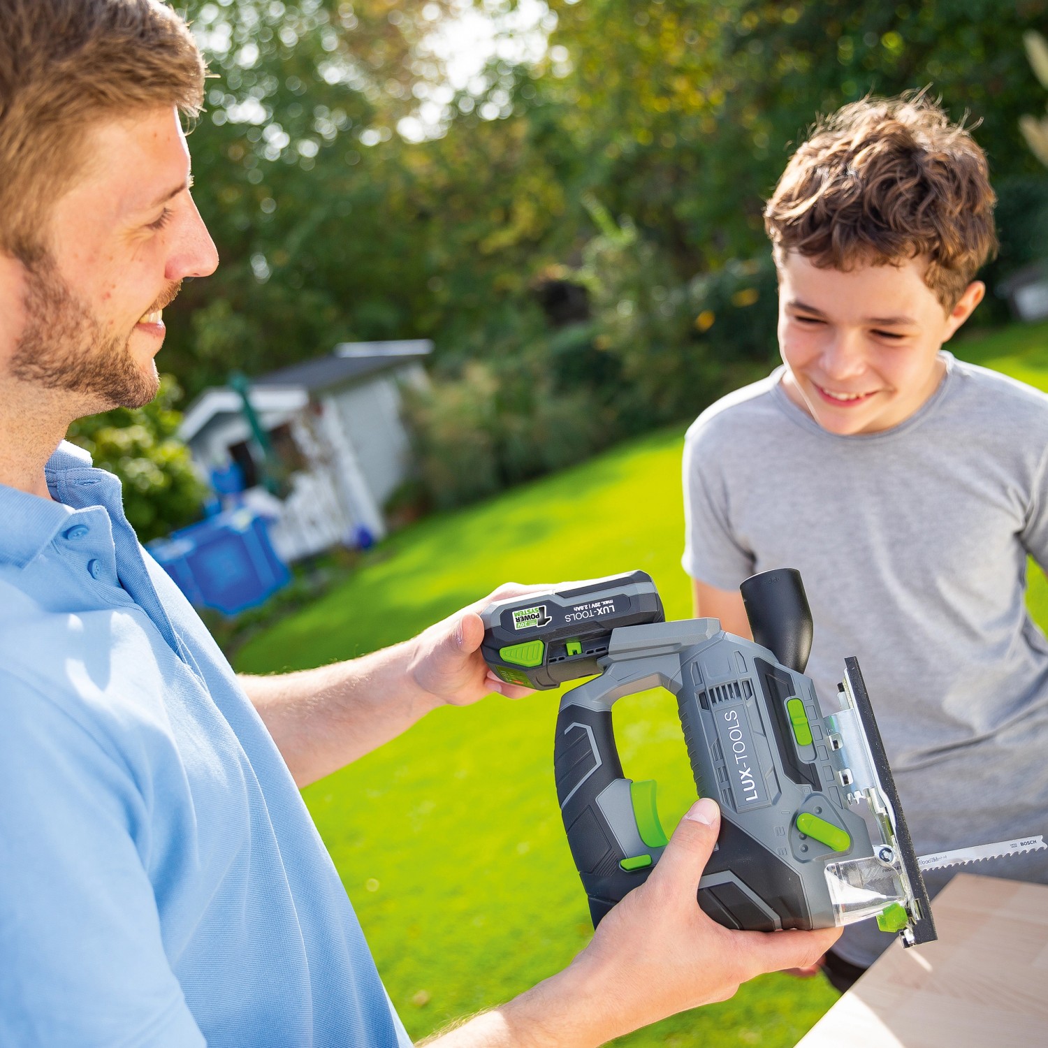 LUX 20V Akku 2Ah mit Stichsäge im Einsatz. Akku für Elektrowerkzeuge aus dem 1 PowerSystem.