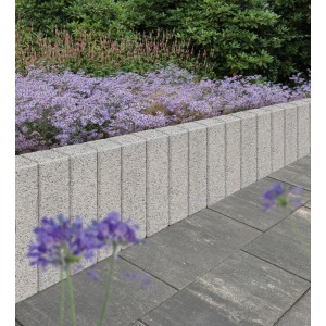 Diephaus Limos Piccolo Palisade Granit, 40x10x10 cm, als Beeteinfassung im Garten.
