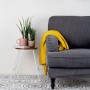 Anthrazit Kreide-Bodenfarbe von Rust-Oleum auf Holzboden mit Sofa und Beistelltisch.