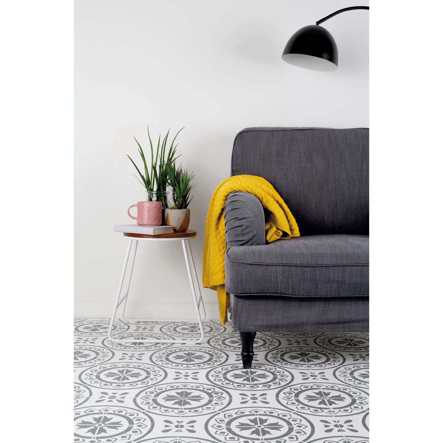 Anthrazit Kreide-Bodenfarbe von Rust-Oleum auf Holzboden mit Sofa und Beistelltisch.