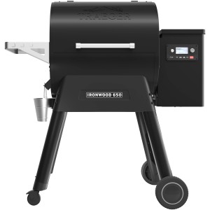 Schwarzer Traeger Holzpelletgrill Ironwood 650 mit digitalem Display und Ablage.