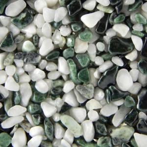 Terralith Marmor Steinteppich Mix: Grüne und weiße, gerundete Natursteine (2-4 mm) für Außenbereiche.