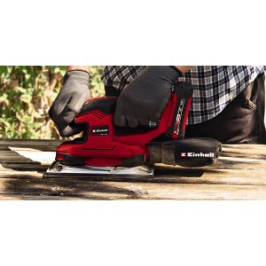 Einhell Schwingschleifer beim Schleifen von Holz. Schleifblätter-Set für glatte Oberflächen.