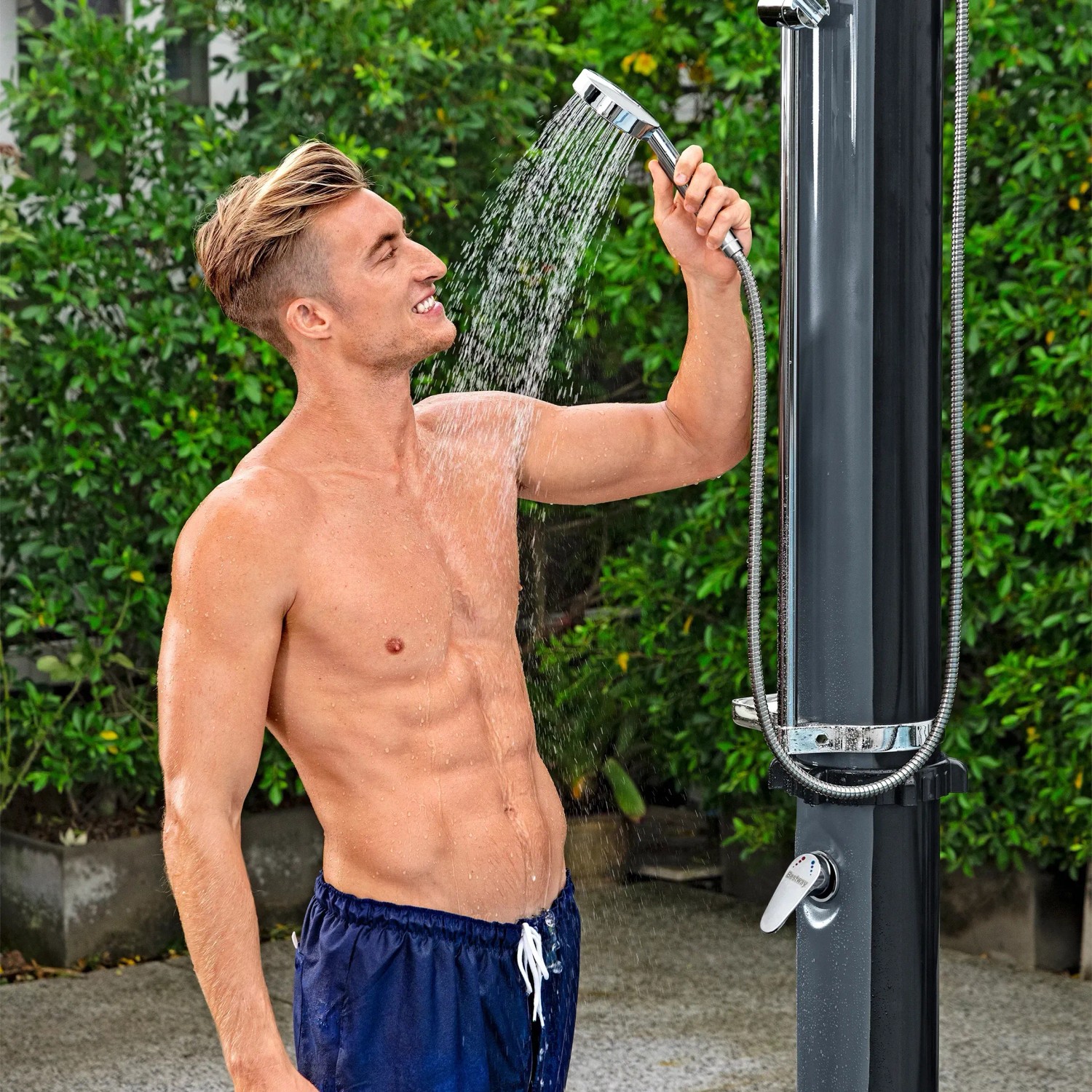 Mann duscht unter Bestway Solarflow Gartendusche 35 l. Outdoor Dusche mit Handbrause und Temperaturregler.