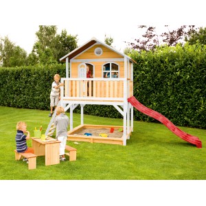 Axi Marc Spielhaus mit Rutsche, Sandkasten und Picknicktisch im Garten.