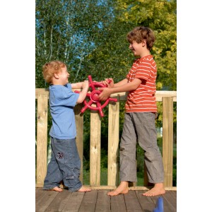 Zwei Kinder spielen mit farbigem Winnetoo Steuerrad an einem Gartenspielgerät.