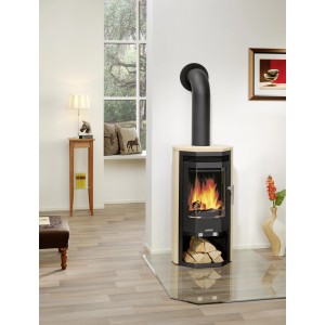 Justus Kaminofen Usedom 5 mit Sandsteinverkleidung, 5 kW, im Wohnraum mit Holzscheiten.