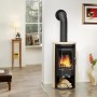 Justus Kaminofen Usedom 5 mit Sandsteinverkleidung, 5 kW, im Wohnraum mit Holzscheiten.