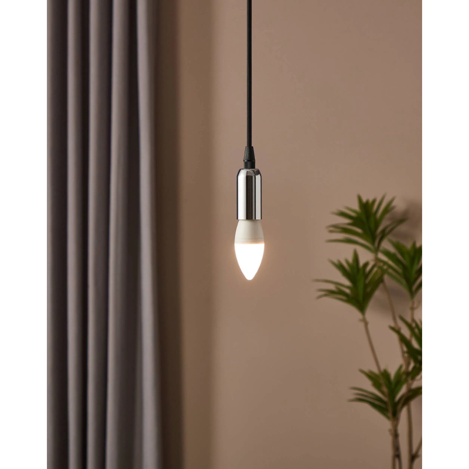 Eglo E14 LED Leuchtmittel in Kerzenform, 7,5 W, warmweißes Licht.
