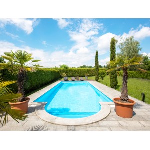 Rechteckiger Steinbach Styropor Pool-Set Classic de Luxe mit blauer Folie und römischer Treppe im Garten.