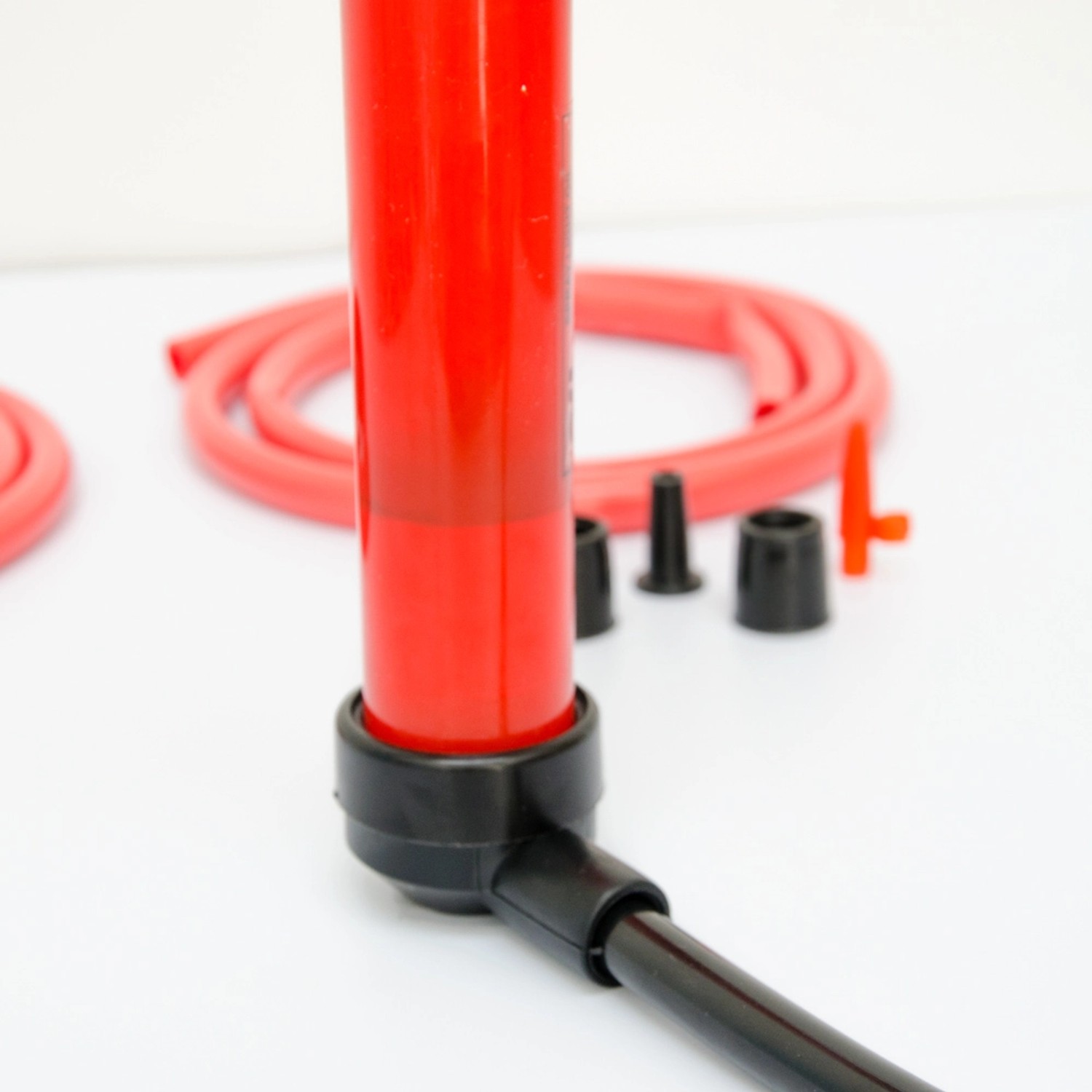 eyepower Universal Siphonpumpe mit rotem Gehäuse, Schläuchen und Aufsätzen.