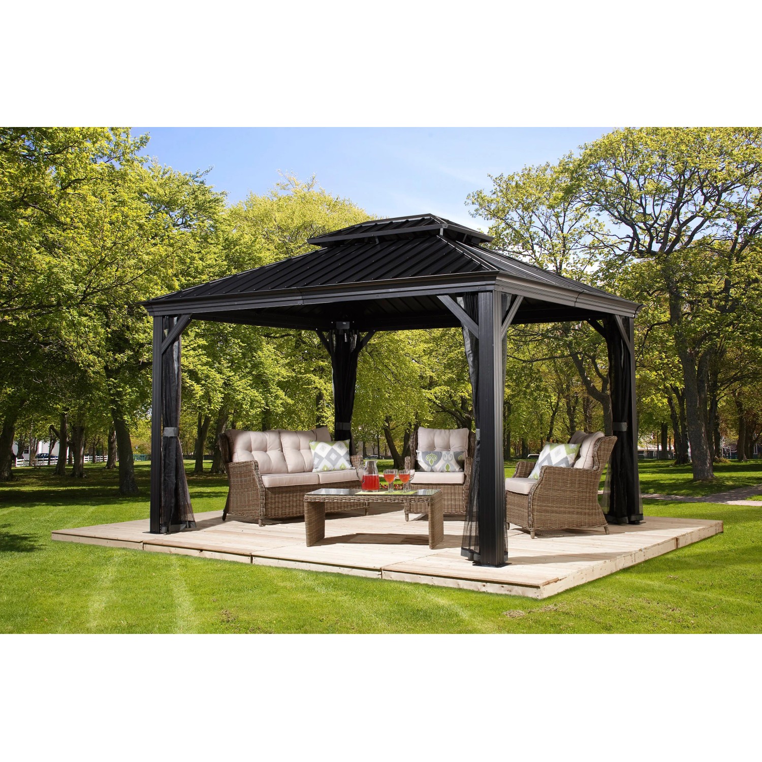 Sojag Aluminium Pavillon Messina 10x12 Anthrazit mit Möbeln und Moskitonetz im Garten.