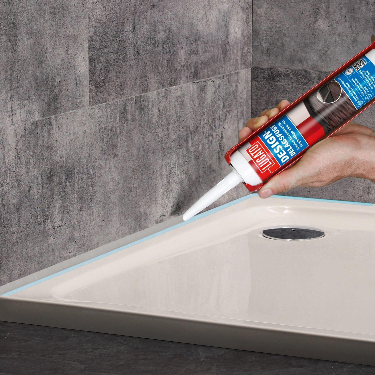 Anwendung von Lugato Spezial-Dichtstoff Designbelagsfuge Silbergrau zum Abdichten einer Duschwanne.