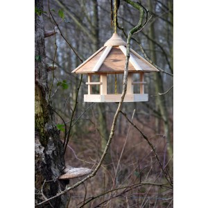 Hängendes Dobar Design Vogelhaus Natural Camouflage mit Futter-Silo im Garten.