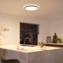 Schwarzes Philips Hue LED-Panel Tento White Ambiance M, Ø 42,1 cm, an der Decke.