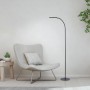 Schwarze LED Stehleuchte Kelly, 175cm hoch, als Leselampe im Wohnzimmer.