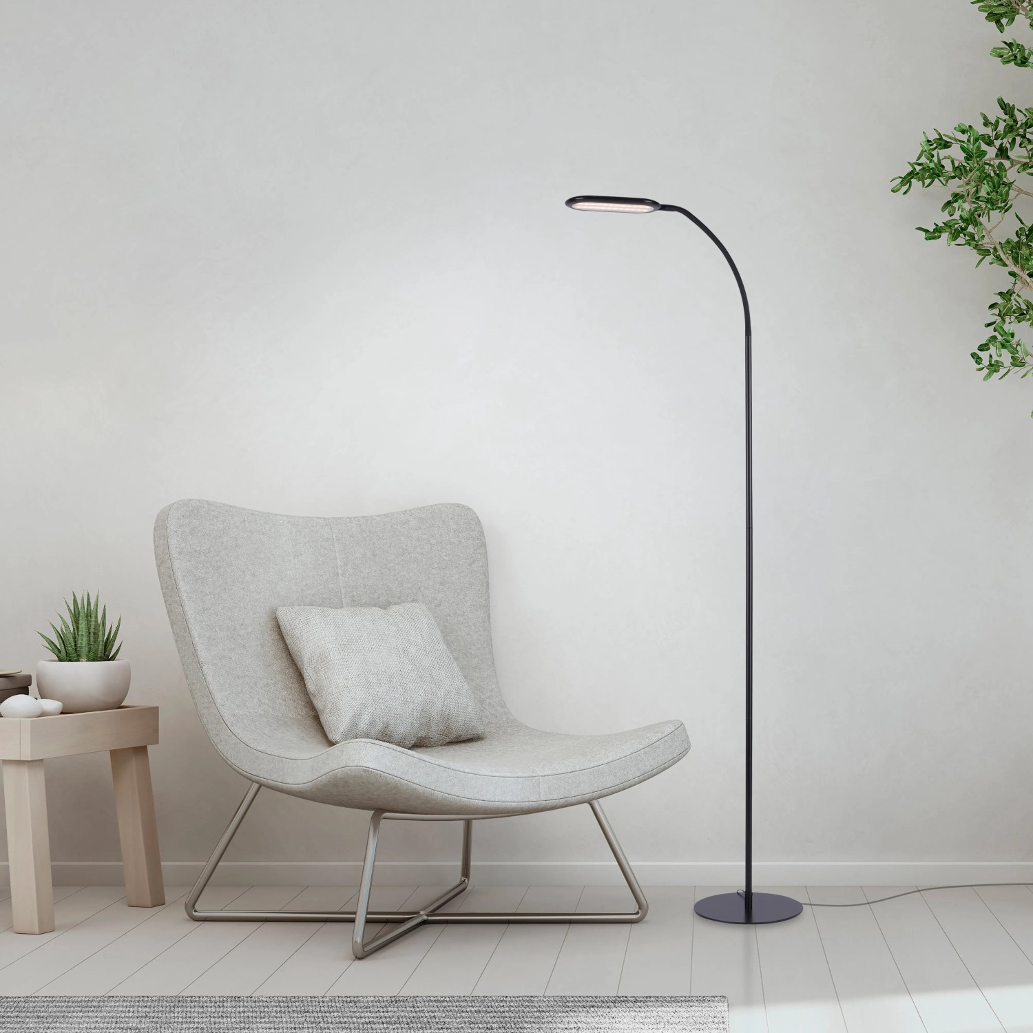 Schwarze LED Stehleuchte Kelly, 175cm hoch, als Leselampe im Wohnzimmer.